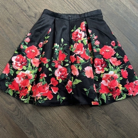 SEQUIN Hearts Juniors Pleated Big Volume Fancy Floral Rose Print Mini-skirt SZ 3 - Picture 2 of 7